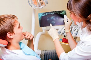 bigstock-Dentist-explaining-the-details-600x399